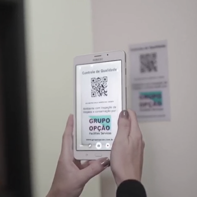 Colaborador realizando a leitura do código QR Code.